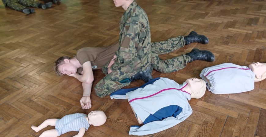 Nauka ratowania życia i udzielania pierwszej pomocy w czasie szkolenia dla dzieci i niemowląt